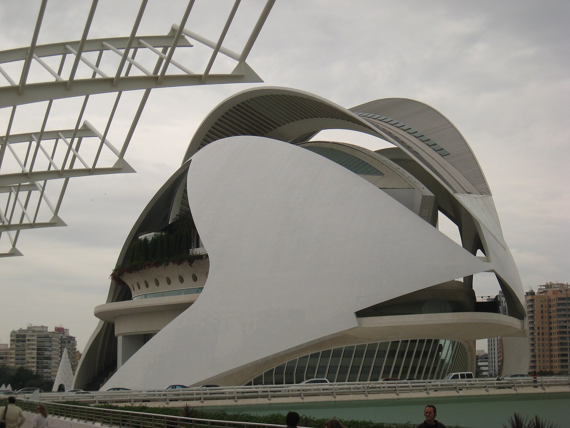 Palau de les Arts Reina Sofía, volumen blanco de Calatrava con pasarela y tráfico, València.
