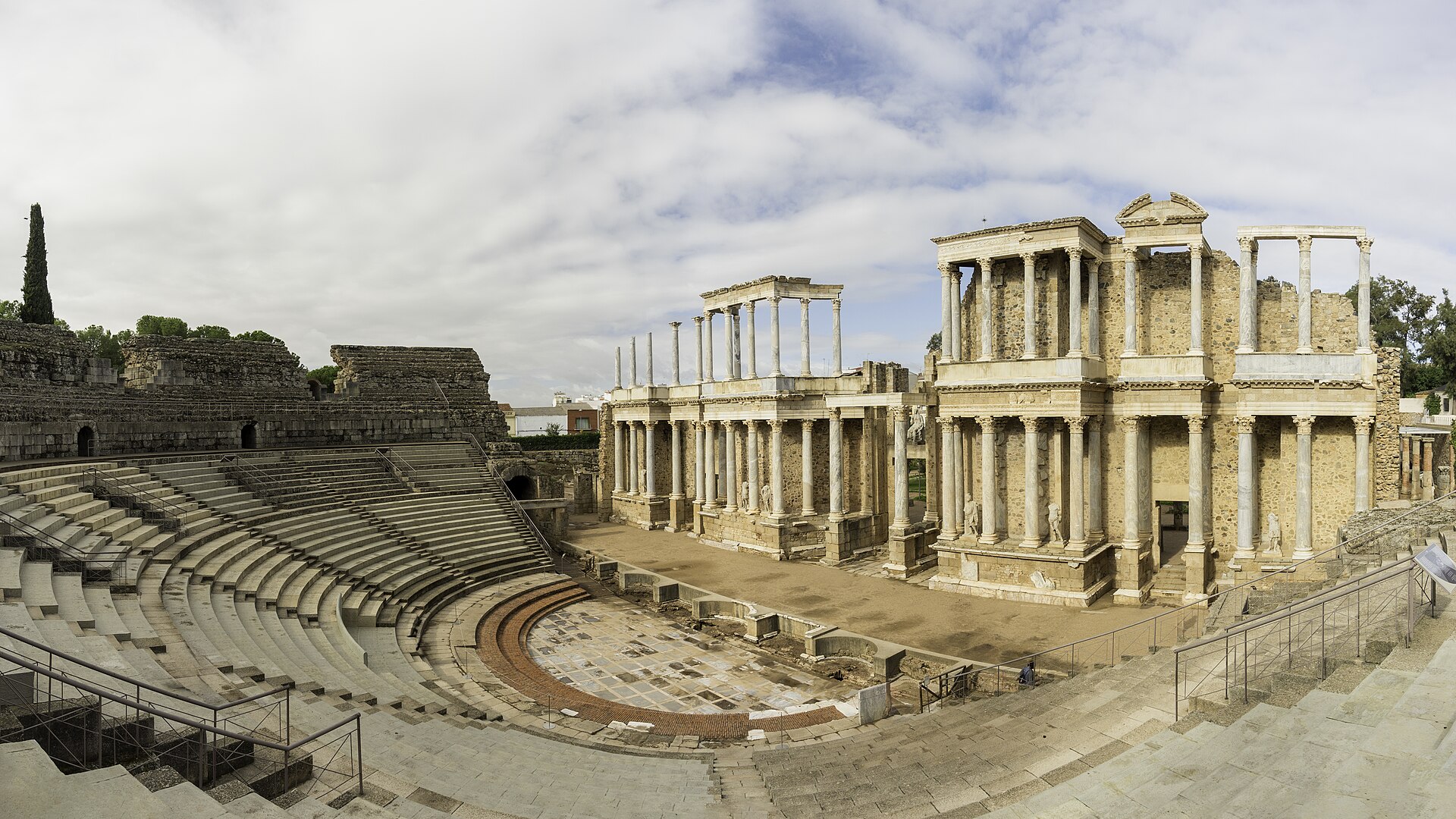 Teatro romano de Mérida: grada, orchestra y frente de escena con columnas, 2023.